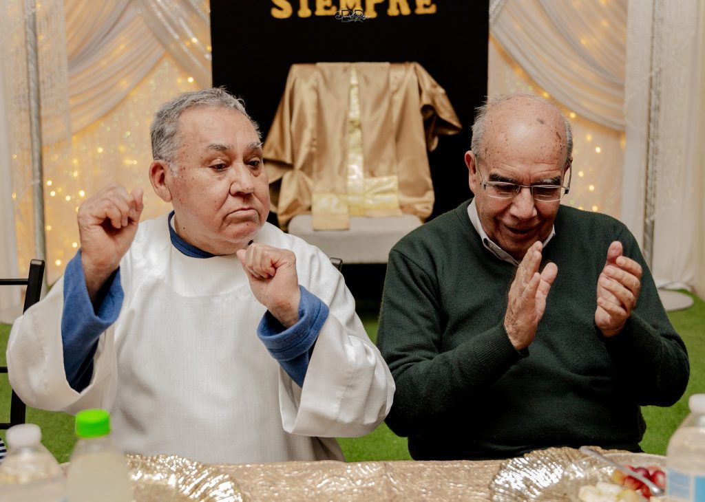 En la celebración el Padre estuvo acompañado del Pbro. Plácido con quien compartió la formación sacerdotal y ahora el ministerio.