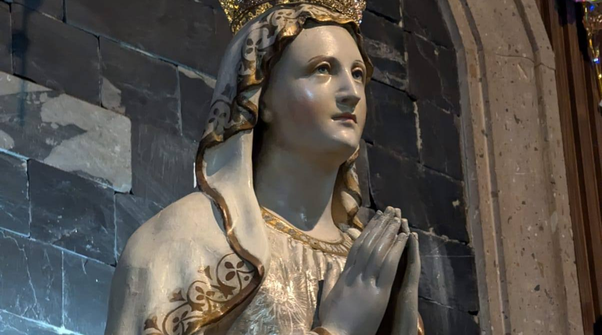 Ntra Señor de Lourdes La ciudad despertó con aroma a oración y pasos de peregrino. La fiesta patronal de la parroquia Nuestra Señora de Lourdes se convirtió en una marea de fe y corazones.