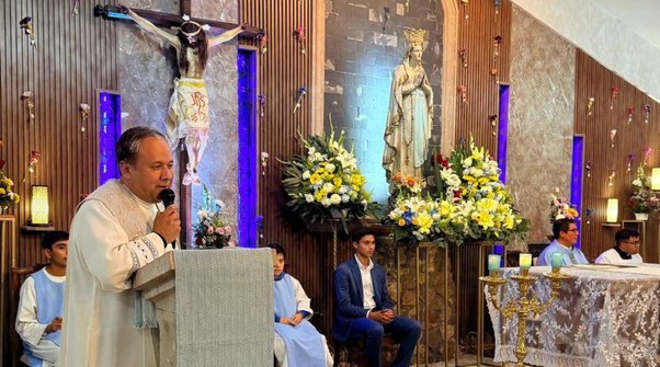 La ciudad despertó con aroma a oración y pasos de peregrino. La fiesta patronal de la parroquia Nuestra Señora de Lourdes se convirtió en una marea de fe y corazones.