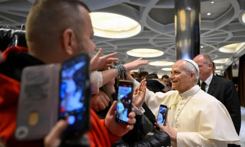 Papa León XIV saludando a asistentes de la Audeincia General. (Foto Vatican Media)