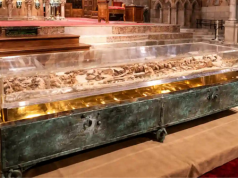 ¡Asís abraza al mundo! El Poverello sale a nuestro encuentro tras 800 años de luz ostensión de los restos del "Santo de la Paz