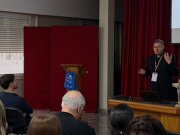 La misión digital nace del amor de Dios y se encarna en las nuevas culturas: Mons. Lucio Ruiz En su conferencia “Un nuevo territorio de misión”, Mons. Lucio Ruiz, secretario del Dicasterio para la Comunicación, llamó a reconocer el mundo digital como un verdadero continente por evangelizar, donde la Iglesia está llamada a habitar, escuchar y anunciar el Evangelio con lenguaje comprensible.
