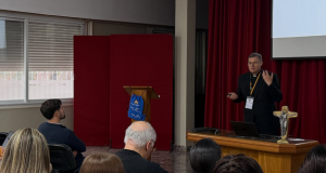 La misión digital nace del amor de Dios y se encarna en las nuevas culturas: Mons. Lucio Ruiz En su conferencia “Un nuevo territorio de misión”, Mons. Lucio Ruiz, secretario del Dicasterio para la Comunicación, llamó a reconocer el mundo digital como un verdadero continente por evangelizar, donde la Iglesia está llamada a habitar, escuchar y anunciar el Evangelio con lenguaje comprensible.