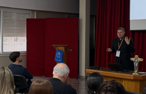 La misión digital nace del amor de Dios y se encarna en las nuevas culturas: Mons. Lucio Ruiz En su conferencia “Un nuevo territorio de misión”, Mons. Lucio Ruiz, secretario del Dicasterio para la Comunicación, llamó a reconocer el mundo digital como un verdadero continente por evangelizar, donde la Iglesia está llamada a habitar, escuchar y anunciar el Evangelio con lenguaje comprensible.