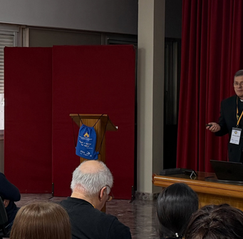 La misión digital nace del amor de Dios y se encarna en las nuevas culturas: Mons. Lucio Ruiz En su conferencia “Un nuevo territorio de misión”, Mons. Lucio Ruiz, secretario del Dicasterio para la Comunicación, llamó a reconocer el mundo digital como un verdadero continente por evangelizar, donde la Iglesia está llamada a habitar, escuchar y anunciar el Evangelio con lenguaje comprensible.
