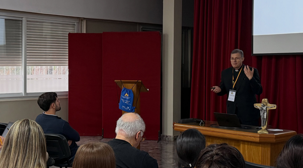 Un nuevo territorio de misión En su conferencia “Un nuevo territorio de misión”, Mons. Lucio Ruiz, secretario del Dicasterio para la Comunicación, llamó a reconocer el mundo digital como un verdadero continente por evangelizar, donde la Iglesia está llamada a habitar, escuchar y anunciar el Evangelio con lenguaje comprensible.