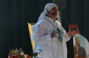 La misión comienza cuando dejamos de mirar de lejos y nos atrevemos a tocar la realidad: Hna. Bertha López en el XV CONAJUM Hna. Bertha López, misión juvenil, jóvenes misioneros, pastoral juvenil, Iglesia en México, evangelización, Cristo Resucitado, San Luis Potosí.